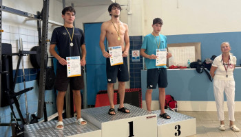 Po lewej na podium zawodnik Śl.TZN