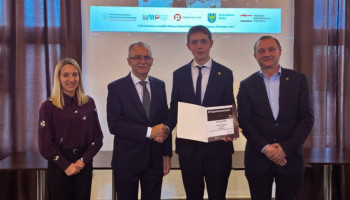 Gratulacje organizatorów dla ucznia – drugi z prawej strony z dyplomem, obok opiekun