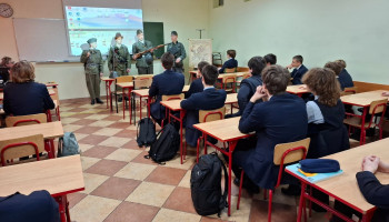 4 członków grupy opowiada o mundurach i uzbrojeniu