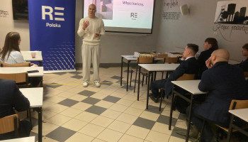 absolwent szkoły o karierze w RE