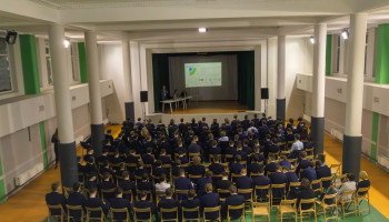 uczniowie i opiekunowie zebrani w auli na spotkaniu z Instytutem Technologicznym ŁUKASIEWICZ