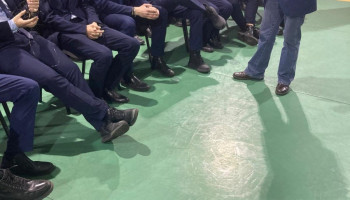 swobodna rozmowa przedstawiciela firmy z uczniami