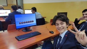 Uśmiechnięty uczeń przy komputerze