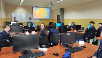 Uczniowie w sali komputerowej podczas zajęć