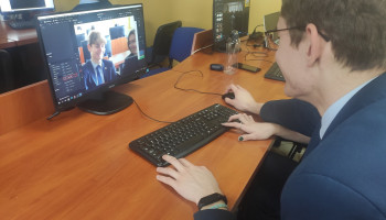 Uczeń przy komputerze, na ekranie program do edycji filmów