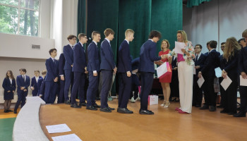 Uczniowie wychodzący na scenę, gdzie otrzymują certyfikaty