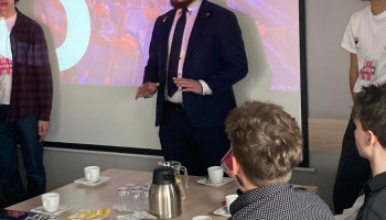 uczeń Śl.TZN omawia projekt