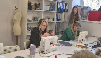 Uczennice podczas szycia poduszek