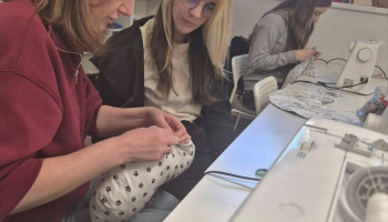 Instruktorka i uczennice – wykańczanie szycia poduszek