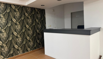 Recepcja schroniska – stanowisko recepcyjne, w którym goście mogą uzyskać informacje oraz dokonać zameldowania.