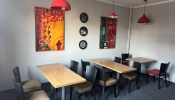 Jadalnia – widok na część jadalnianą przygotowaną dla gości schroniska.