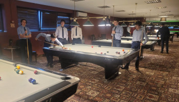 Uczniowie w klubie bilardowym wokół stołu