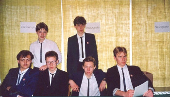 tzw. Recepcja do rejestrowania Gości w składzie 6 uczniów: 4 na siedząco, 2 stoi za nimi