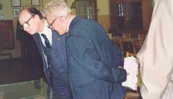 zainteresowanie eksponatami w gablocie Izby Tradycji