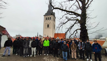 Uczniowie na tle Kościoła św. Mikołaja