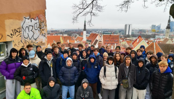 Uczniowie na tarasie widokowym, na górnym mieście. Charakterystyczne miejsce z powodu na napis Tallinn na ścianie