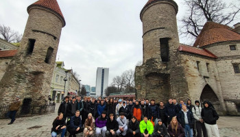 Uczniowie przy Bramie Viru