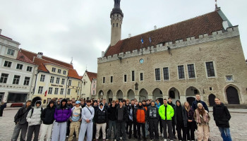 Uczniowie przy Ratuszu miejskim miasta Tallinn