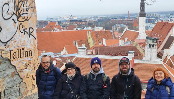 Nauczyciele na tarasie widokowym, na górnym mieście. Charakterystyczne miejsce z powodu na napis Tallinn na ścianie