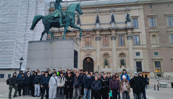 Uczniowie przy pomniku króla Szwecji Karola XIV