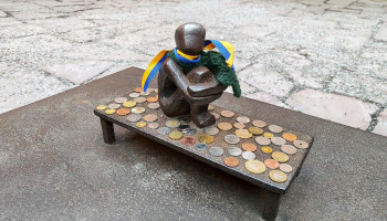 Pomnik Iron Boy przynoszący szczęście