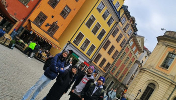 Uczniowie na tle kamienic starego miasta