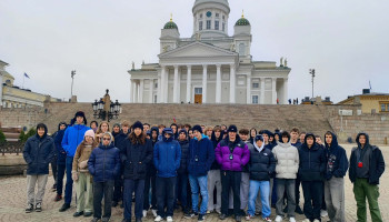 Uczniowie przy Katedrze w Helsinkach