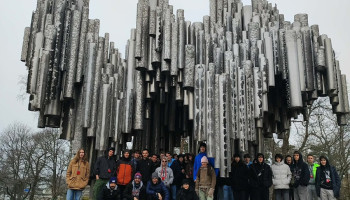 Uczniowie przy pomniku Sybeliusa w Helsinkach