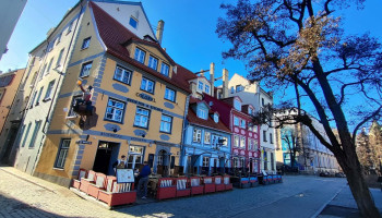 Kolorowe kamienice na Skwerze Livu