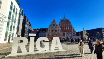 Napis Ryga, w tle budynki Ratusza na Starym Mieście