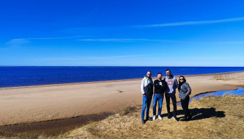 Nauczyciele na wydmach, w tle morze Bałtyckie