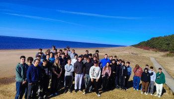 Uczniowie na wydmach, w tle morze Bałtyckie