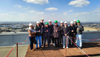 Uczniowie klasy 4N z opiekunką i opiekunem na „dachu” elektrociepłowni