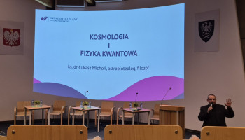 Slajd z tematem wykładu „Kosmologia i fizyka kwantowa”; u dołu osoba prelegenta