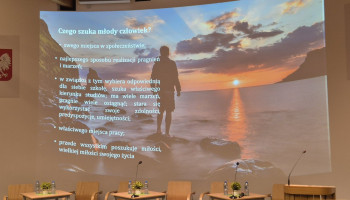 Slajd z pytaniem „Czego szuka młody człowiek?” i odpowiedziami