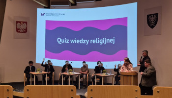 Uczestnicy „Quizu Wiedzy Religijnej”: 6 osób siedzących przy stolikach i jurorzy