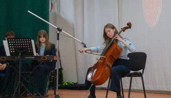 Występ muzyczny uczennic klasy 4D