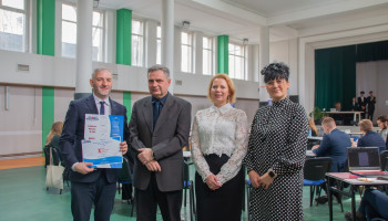 Pamiątkowe zdjęcie: Pan Tomasz Huk, Pan Ireneusz Boczek, Panie: Sylwia Możyłowska-Zając i Anna Burdach