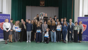 Zdjęcie grupowe uczestniczących na zakończenie X Forum SU