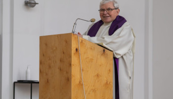 ksiądz rekolekcjonista przy ambonie w kościele