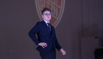 Uczeń w klasycznym szkolnym mundurku