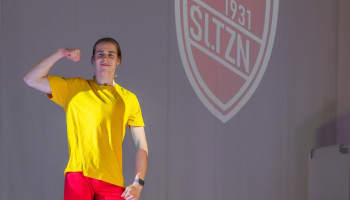 Uczeń w regulaminowym stroju sportowym