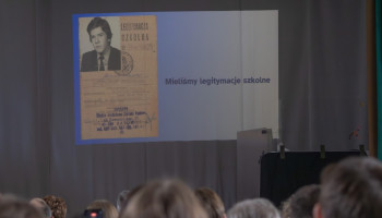 Slajd z prezentacji o nauczycielach-absolwentach