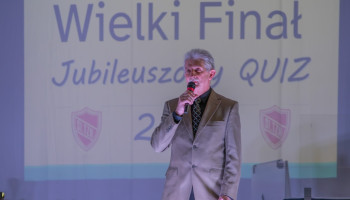 Wielki finał w auli i nauczyciel prowadzący quiz