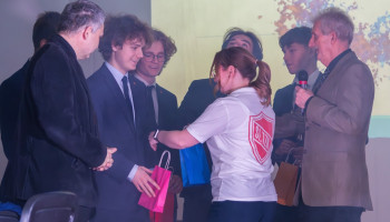 Wręczenie nagród przez organizatorów quizu