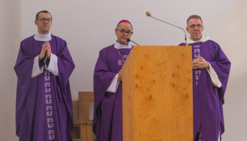 Arcybiskup i dwaj księża koncelebrasi