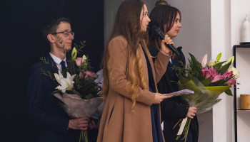 Delegacje uczniowskie z kwiatami