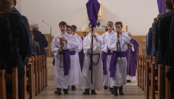 Wyjście procesji kapłanów z ministrantami 