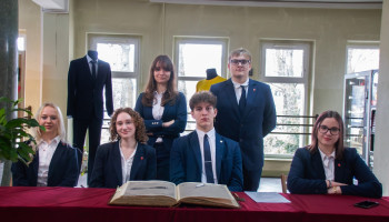 Delegacja uczniowska z wyłożoną do wpisów „Księgą Pamiątkową”