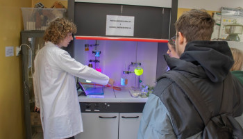 Pracownia chemiczna – pokaz fotoluminescencji i chemiluminescencji 